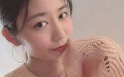 小女孩把棒棒糖放在的视频